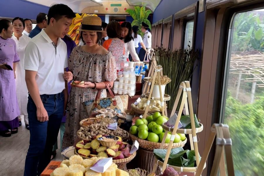 Hue dishes served on heritage train Hue-Da Nang
