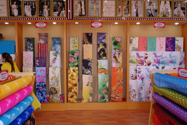 Silk is a nice gift to buy when traveling in Vietnam