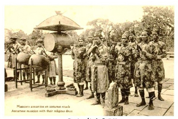 The musicians of "Dai Nhac", Vietnam local tour