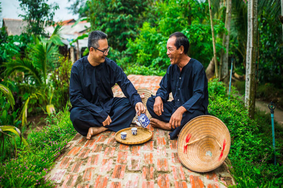 Vietnam Travel Tips on greeting culture
