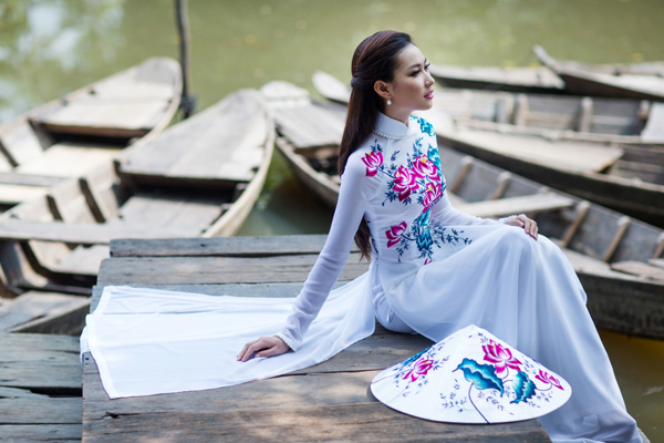 Vietnamese woman in traditional Ao Dai, Vietnam local tours